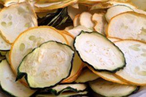 3 bästa recept för att tillverka torkad zucchini för vintern