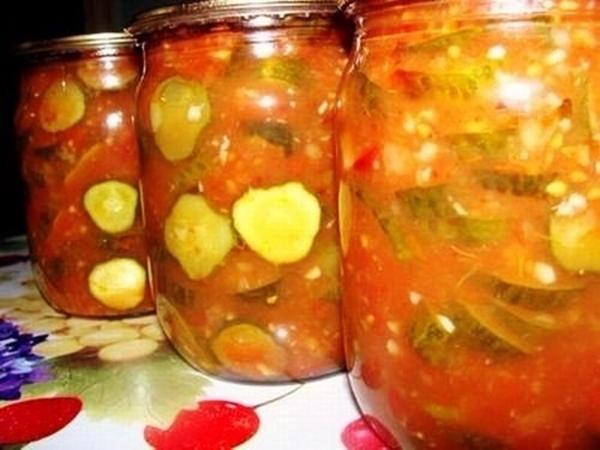 Pikantné uhorky v paradajkovej a cesnakovej omáčke