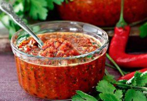 2 beste recepten voor het koken van adjika met koriander en tomaten