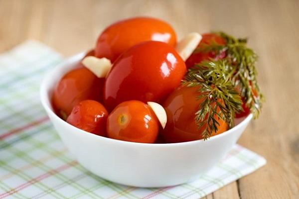 marinuoti pomidorai