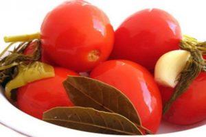 Hoe lang kunnen ingelegde tomaten duren en hoe de bereidheid te bepalen