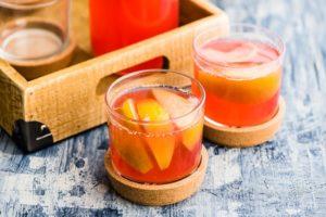 3 leckere Rezepte für Apfel- und Pfirsichkompott für den Winter
