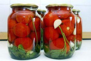 10 receptes marinētu un karsti saldu tomātu pagatavošanai ziemai
