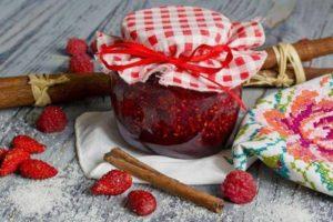 TOP 2-recept för att tillverka jordgubbssylt och hallonstopp till vintern