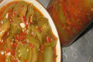 Steg för steg recept för gröna tomater i tomat för vintern