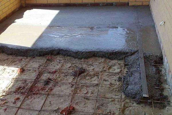 häll betong på golvet