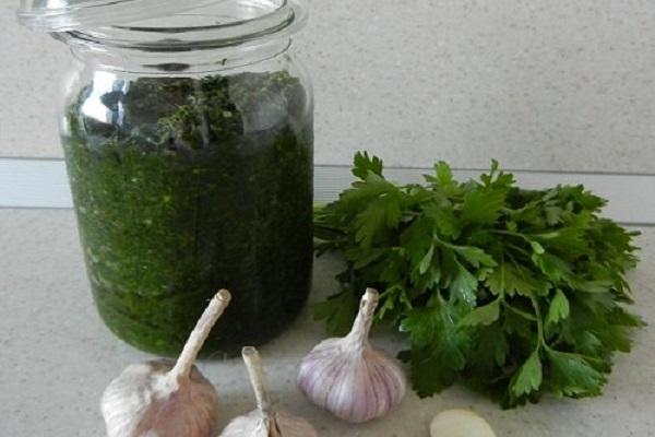 13 najlepších receptov na výrobu zelenej adjiky na zimu