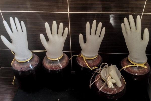 handskar på burkar