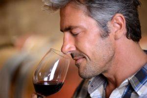 Varför hemlagat vin luktar mos, hur man tar bort lukten av jäst och rengöringsmetoder