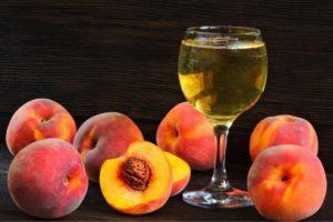 12 enkla recept för att göra persika vin hemma
