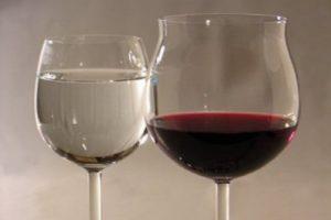 Warum Traubenwein mit Wasser und den 4 besten hausgemachten Rezepten verdünnen?