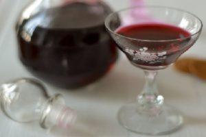 Fyra enkla recept för att göra kaprifol vin hemma