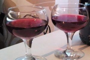 2 recept för att göra vin från druvmassa hemma
